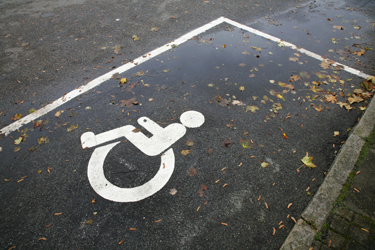 Foto af parkeringsbås med symbol for handicapparkering